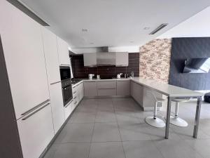 Η κουζίνα ή μικρή κουζίνα στο Large Luxury 2-Bed Apartment - Central St Julians