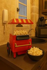 un chariot de nourriture jouet sur un comptoir avec un bol de nourriture dans l'établissement "appartementdusorcier" Magique expérience & Parking, à Dijon