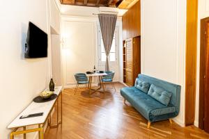 un salon avec un canapé et une table dans l'établissement Alessio Luxury House Roma Fontana di Trevi, à Rome