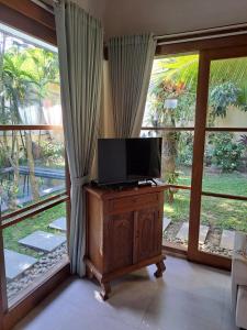 TV a/nebo společenská místnost v ubytování Luxury Private Bedroom in Pecatu