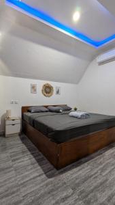 ein großes Bett in einem Zimmer mit blauer Decke in der Unterkunft Stokel Cottage in Praya + 89 Fotos