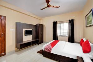 a bedroom with a bed and a tv and a ceiling fan at Hotel O Relax Inn in Jānla