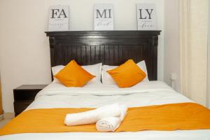 Ένα ή περισσότερα κρεβάτια σε δωμάτιο στο Urban charm Nakuru