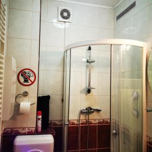 een douchecabine in een badkamer met een toilet bij Fortress Twin Room in Braşov