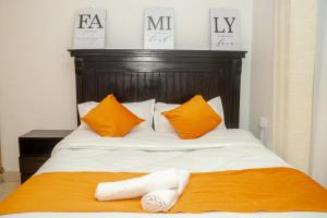 Ένα ή περισσότερα κρεβάτια σε δωμάτιο στο Urban charm Nakuru