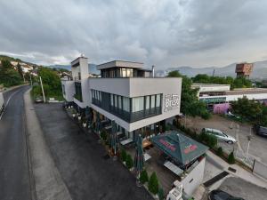 een uitzicht op een gebouw in een straat bij Motel Brist in Zenica