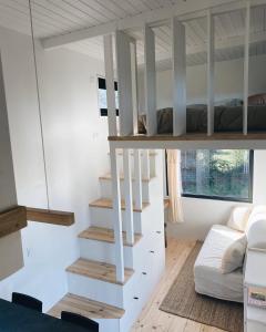 Habitación con escaleras que conducen a una litera en Tiny House, en Pereiro 7 fotos más