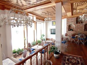 ein großer Raum mit einem Tisch und Stühlen in der Unterkunft Hotel Des Etrangers - Special Category in Canakkale