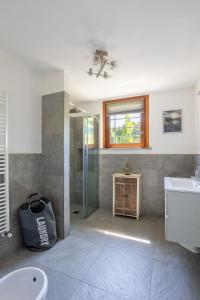 Ένα μπάνιο στο Relaxing Oasis Villa with Private Pool & View +24 φωτογραφίες