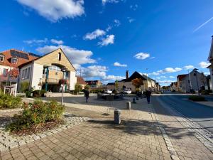 eine Straße in einer Stadt mit Menschen, die eine Straße entlanggehen in der Unterkunft Modern habitable gallery, centrally located in Hirschaid in Hirschaid