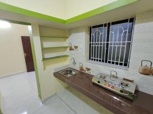 Kuchyň nebo kuchyňský kout v ubytování ASL BHAVAN Kanyakumari