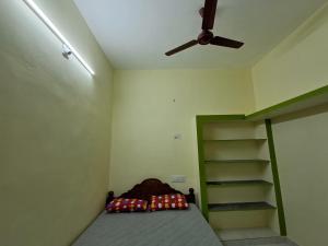 Postel nebo postele na pokoji v ubytování ASL BHAVAN Kanyakumari