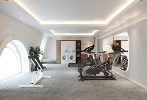 ein Fitnessstudio mit Laufbändern und Crosstrainern in einem Raum in der Unterkunft PureJoy Hotel City Center Phu Quoc in Phu Quoc
