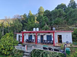 a house in the middle of a forest at Far out Homestay in Hawālbāgh