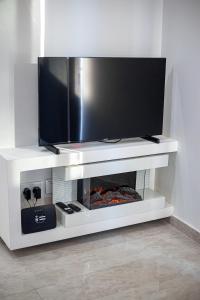 Μια τηλεόραση ή/και κέντρο ψυχαγωγίας στο Seaview Sunset Court +26 φωτογραφίες