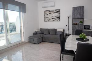 Χώρος καθιστικού στο Seaview Sunset Court