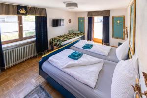 dos camas en una habitación con dos camas en Goldiger Hirsch B&B mit Kochmöglichkeiten, en Immenstadt im Allgäu 42 fotos más