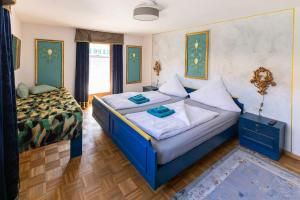 a bedroom with a blue bed in a room at Goldiger Hirsch Pension mit Gemeinschaftsküche in Immenstadt im Allgäu