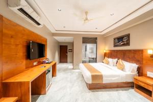 TV a/nebo společenská místnost v ubytování Forest Arch Resort