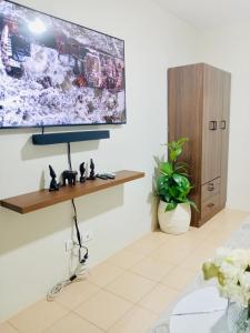 Μια τηλεόραση ή/και κέντρο ψυχαγωγίας στο Oceanfront Condo in Dumaguete City - Perfect Getaway