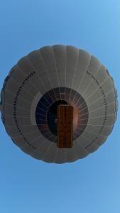 un globo aerostático con una puerta en el medio en Majicdunes, en Al Raka