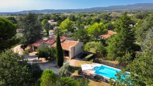 een luchtfoto van een villa met zwembad bij Charming house in Oppede - Swimming Pool & Tranquility in Oppède