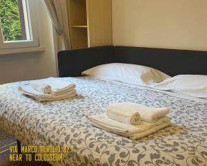 een bed met twee handdoeken en een bed bij il Plancton in Rome