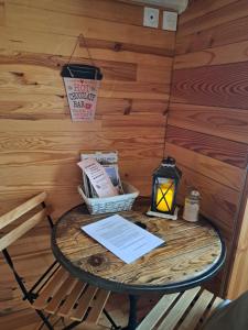 Afbeelding uit fotogalerij van Roulotte en bois in Fuveau +7 foto's