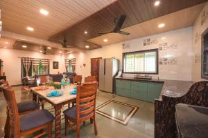 een keuken en woonkamer met een tafel en stoelen bij ll EMPYREAN STAY ll REVDANDA BEACH ll in Revadanda