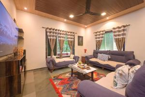 een woonkamer met banken en een flatscreen-tv bij ll EMPYREAN STAY ll REVDANDA BEACH ll in Revadanda