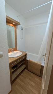 Koupelna v ubytování Appartement 3 pieces 6 personnes, 2 chambres, avec piscine l'été et au pied des pistes l'hiver