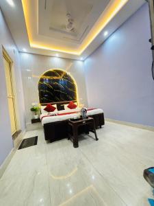 a bedroom with a bed and a table in a room at Vaidik Vedaas Villa Ayodhya- Ram Paidi in Ayodhya +41 photos