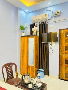 a room with a mirror and a table and a chair at Vaidik Vedaas Villa Ayodhya- Ram Paidi in Ayodhya