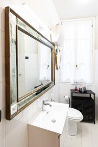 une salle de bain blanche avec un lavabo et des toilettes dans l'établissement Alessio Luxury House Roma Fontana di Trevi, à Rome 37 autres photos