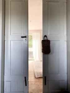 a door leading into a room with a bedroom at Uriges Apartment 60qm in einem alten Häuschen am Waldrand - 10km bis Würzburg in Reichenberg