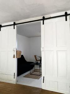 an open garage door in a living room at Uriges Apartment 60qm in einem alten Häuschen am Waldrand - 10km bis Würzburg in Reichenberg +38 photos