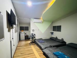 TV a/nebo společenská místnost v ubytování ทุ่งเศรษฐีโฮมสเตย์แอนด์คาเฟ่ + 8 fotografií