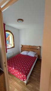 Postel nebo postele na pokoji v ubytování Appartement 3 pieces 6 personnes, 2 chambres, avec piscine l'été et au pied des pistes l'hiver + 36 fotografií