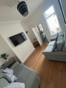 Televiisor ja/või meelelahutuskeskus majutusasutuses 2 BED Comfy Cottage for Holidays and Contractors- parking