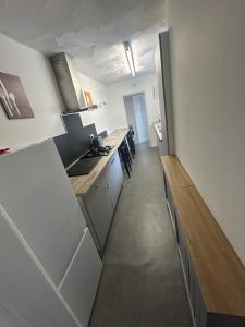 Köök või kööginurk majutusasutuses 2 BED Comfy Cottage for Holidays and Contractors- parking