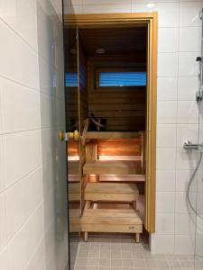 Koupelna v ubytování City Center Apartment with Sauna + 20 fotografií