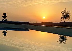 PrayssacにあるLa Panuramaの水面に沈む夕日の反射 +2枚の写真