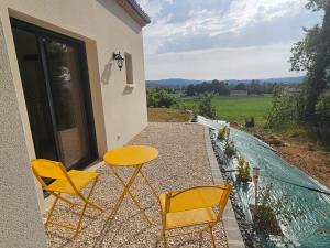 PrayssacにあるLa Panuramaのパティオ(椅子2脚、テーブル付)