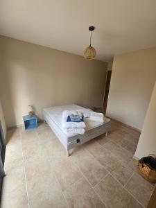 PrayssacにあるLa Panuramaのタオルが敷かれたベッドのある寝室