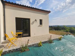 PrayssacにあるLa Panuramaの黄色い椅子とテーブルとプールのある家