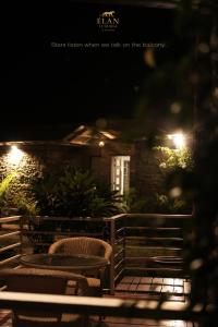 een bord met de tekst sciencefictionvisie waar 's avonds op het balkon gesprekken plaatsvonden bij Elan Luxuria Jawai in Bijāpur