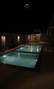 een zwembad dat 's nachts verlicht is bij Elan Luxuria Jawai in Bijāpur