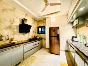 Kuchyň nebo kuchyňský kout v ubytování Downtown Suchitra Delight House