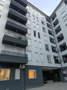 尼什Udoban kutak 1的侧面有阳台的建筑