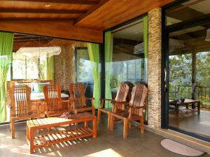 埃拉艾拉山舒适小屋的门廊上的一组椅子和一张桌子